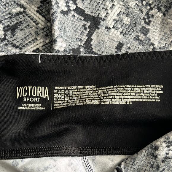Victoria Sport Knockout grey snake print crop leggings Small - Picture 5 of 7